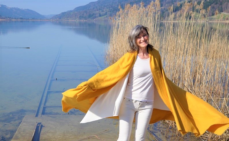 Annett Spörl beim Tanzen am See mit gelben Tuch