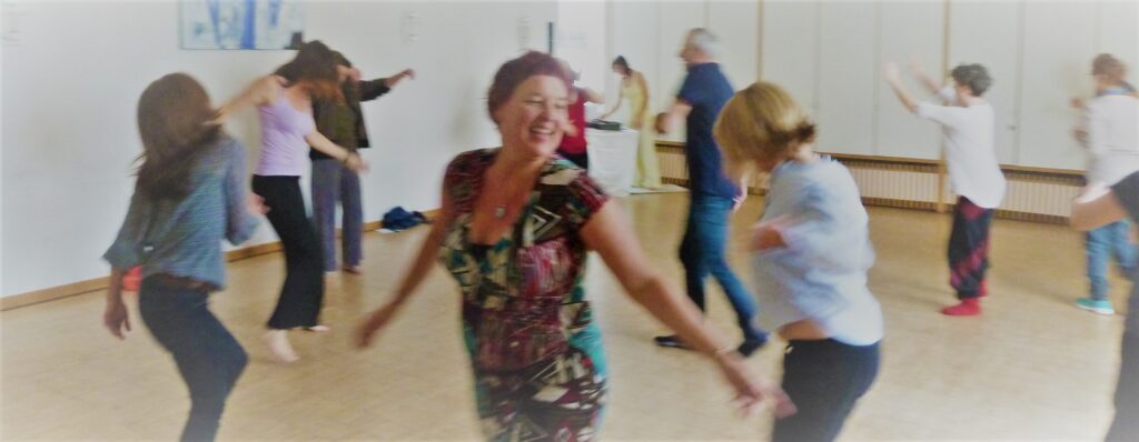 Gruppe bei Tanzen bei Tanztherapie bei Annett Spörl im Kempten